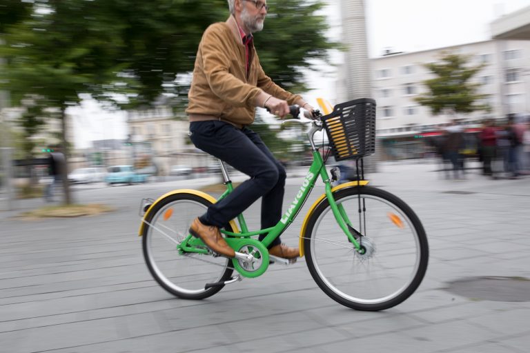 Cycliste sur un vélo LIA au Havre